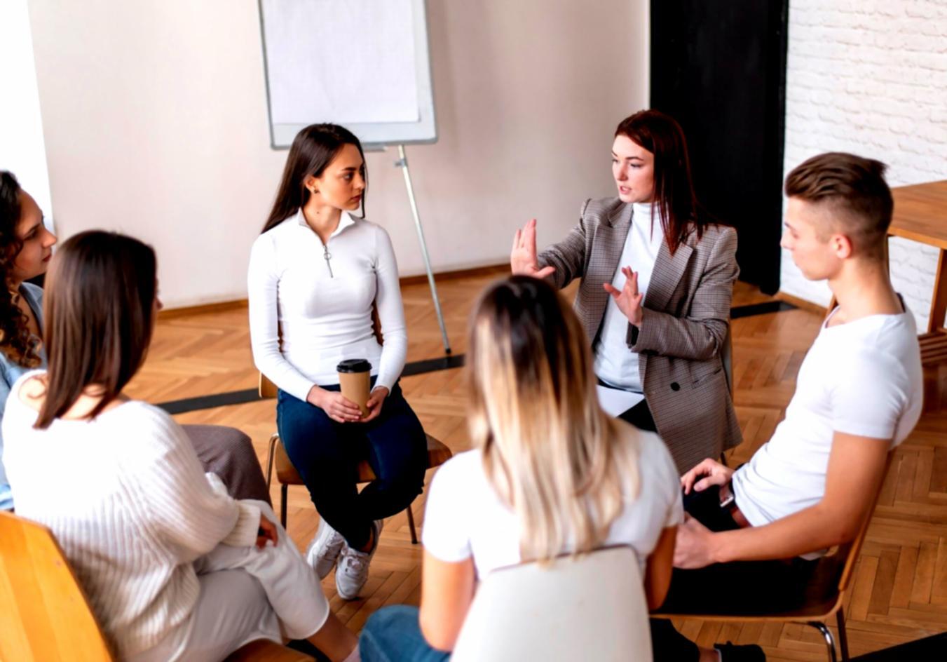 Detaillierte Finanzplanung mit Taschenrechner und Dokumenten auf einem Schreibtisch